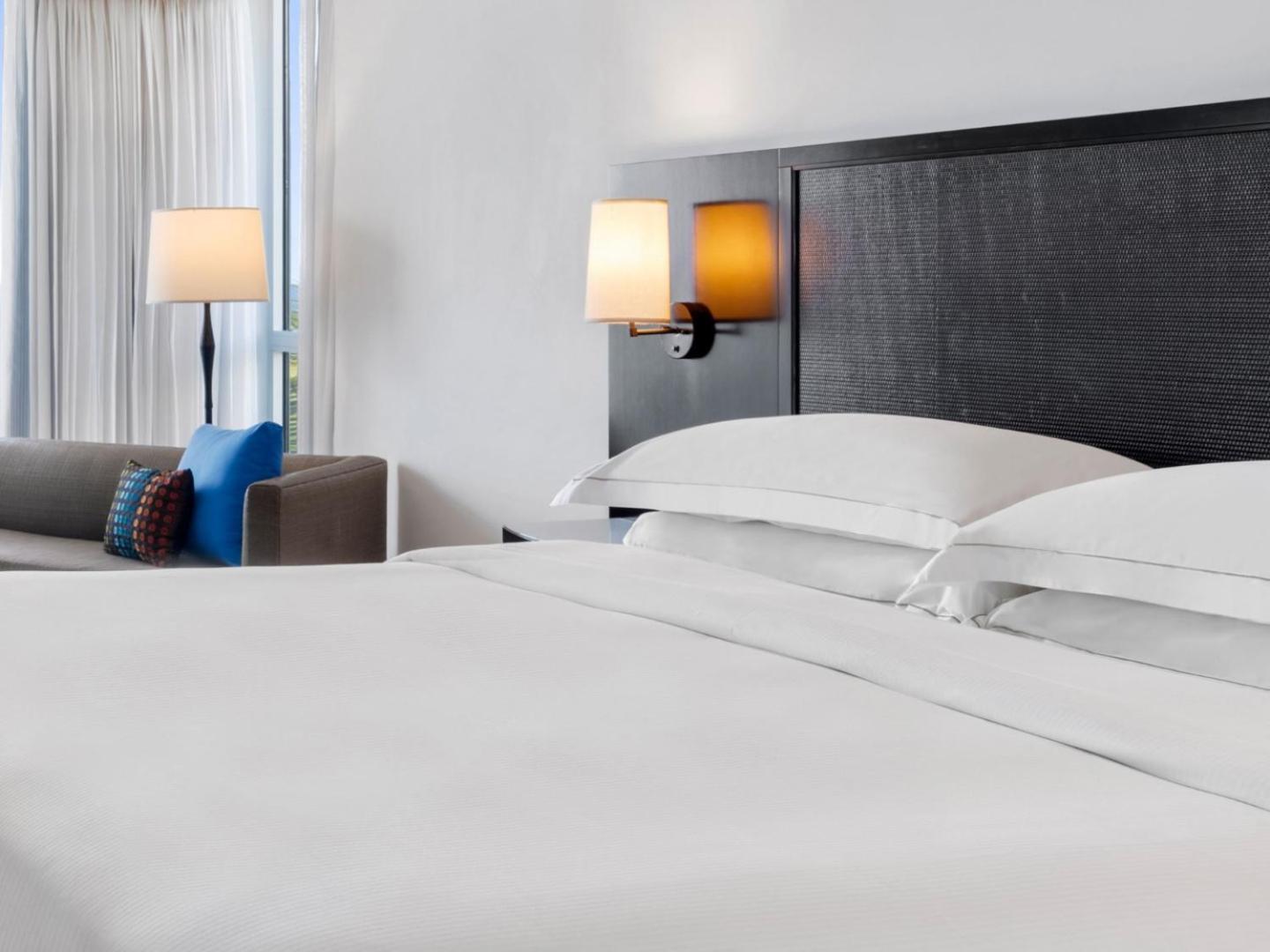Ocean Front Walk out 1 King Bed K1TF
